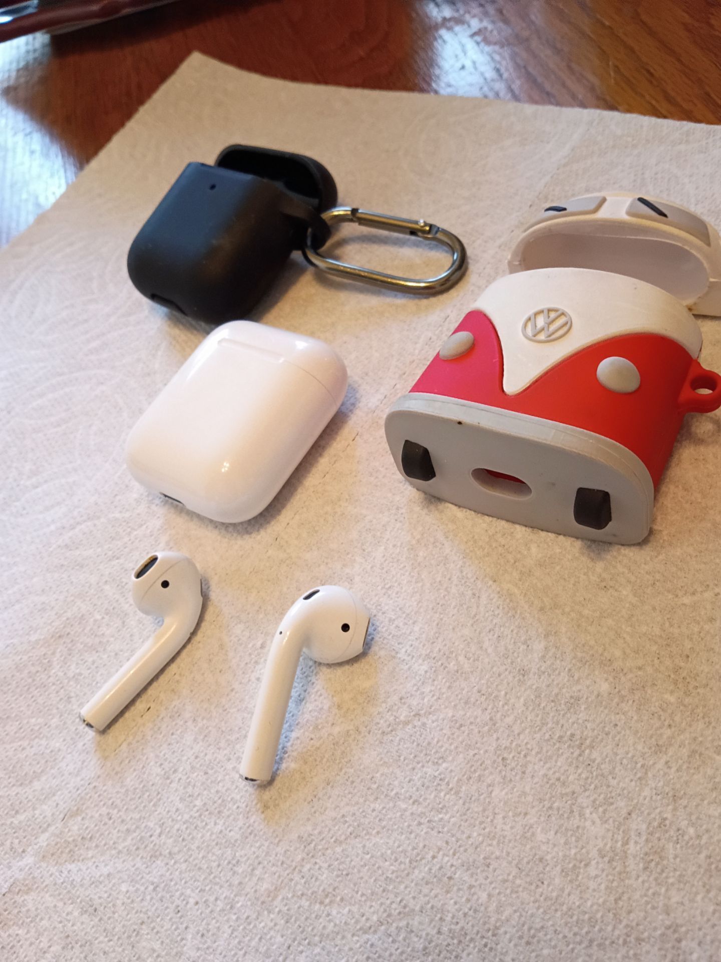 APPLE AIR PODS RIGHT SIDE WON'T PAIR EVERYTHING FOR $25 PICK UP IN SUN VALLEY
