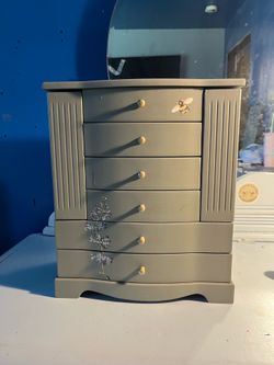 Jewelry holder, with lots of space