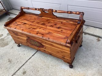 Lane vintage all  cedar chest stencil inlay in front made in the 1(contact info removed)s. Beautiful made in altavista ,VA.  48wide-20deep-26.5tall  N
