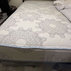 Queen Size Mattress, Plz See Description