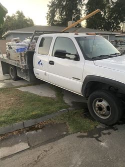 Vendo mi troca 2001 Chevy Silverado corre bien lo único que tiene que tiene placas del 2017 Se deben placas
