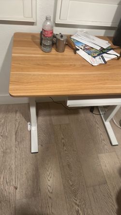Electronic desk adjustable