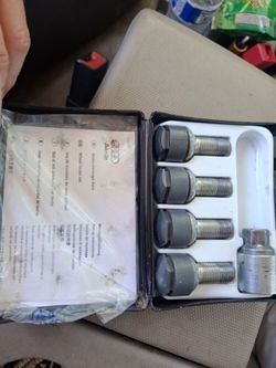Anti wheel theft bolts