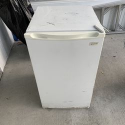 Mini fridge 