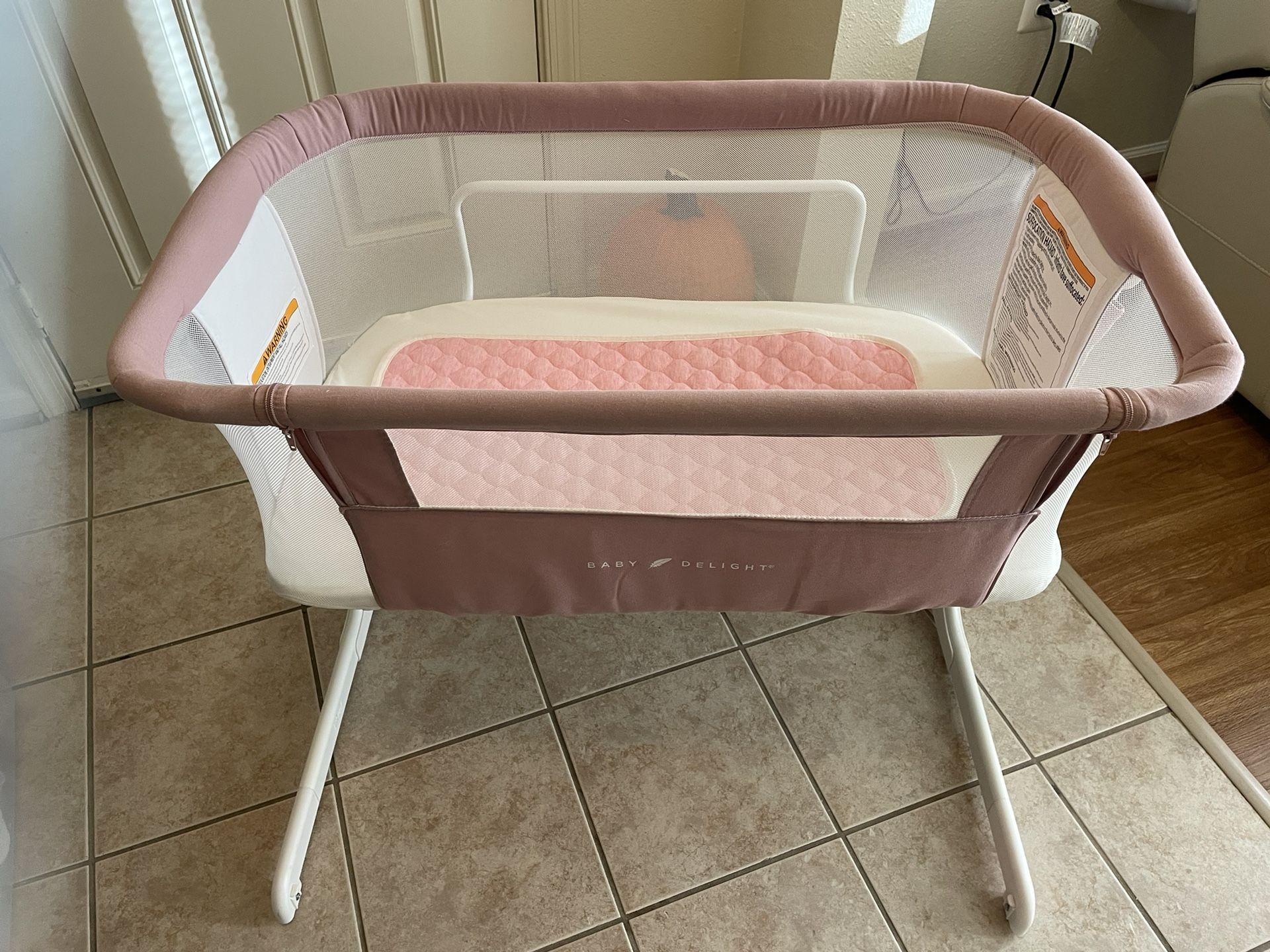 Baby Delight Beside Me Dreamer Bassinet & Bedside  Sleeper