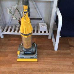 Dyson vacuum cleaner works really good