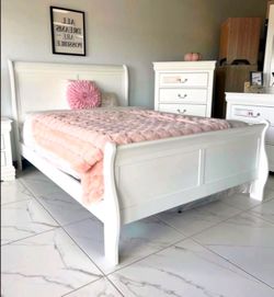 New 4pc bedroom set in box $899