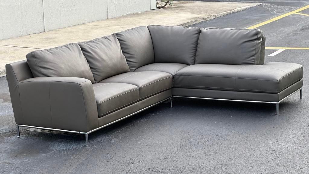 🛋️ Sofa/Couch Sectional - LIKE NEW - Delivery Available 🚛