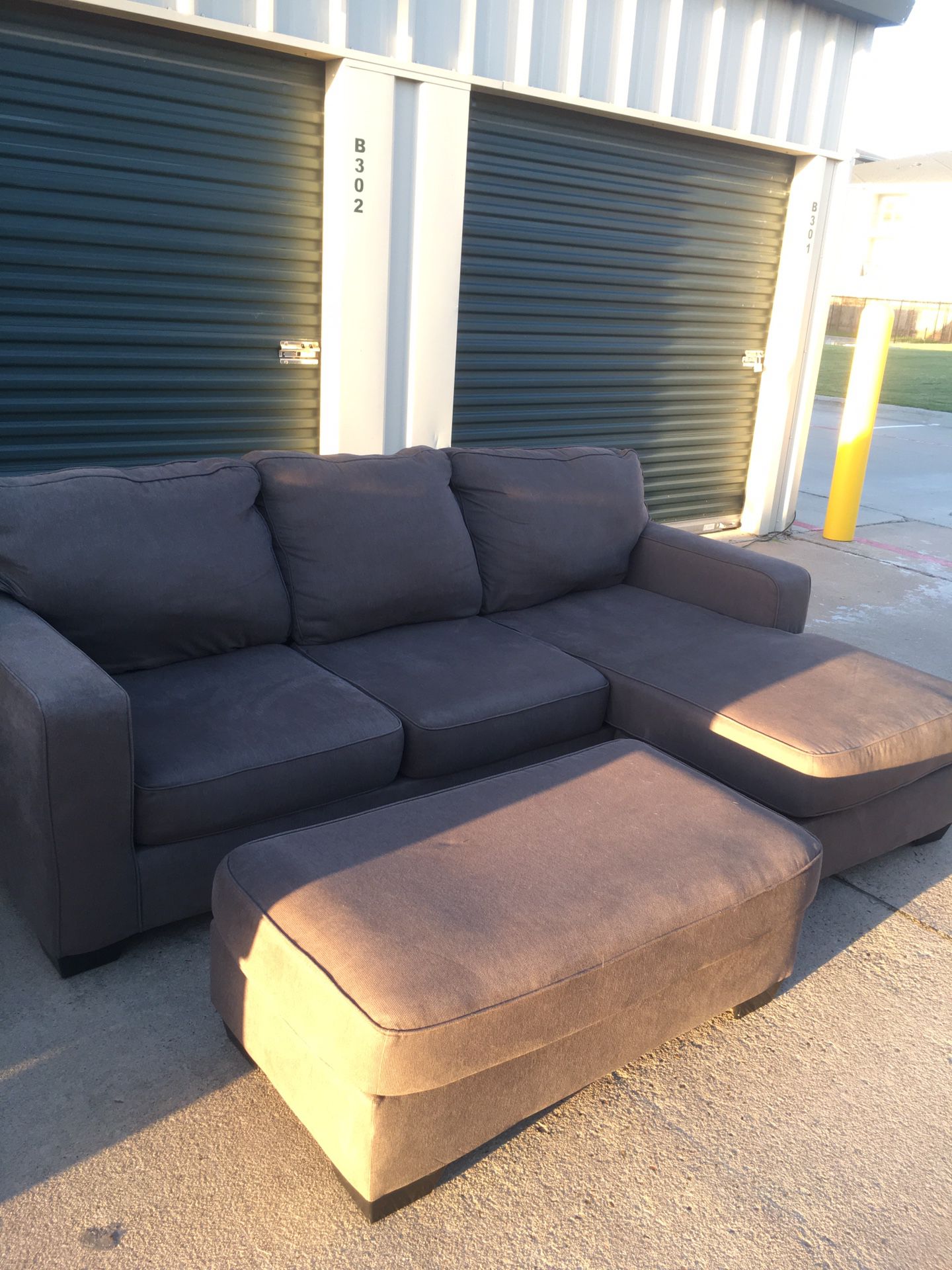 Sectional couch with Ottoman Free Delivery 🚚