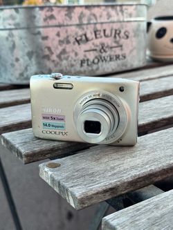 Vintage Nikon Coolpix S3100 - Y2K digicam