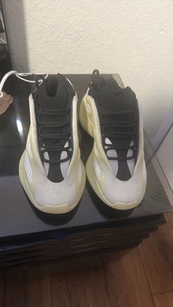 Yeezy 700  V3 size 6 women’s, Azael Blue White Cream