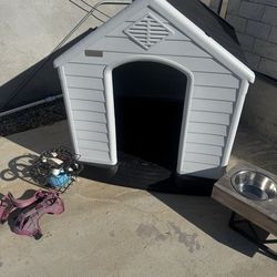 Large Dog house with feeding bowls and extras