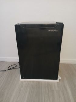 Mini Fridge with Freezer - Single Door Compact Refrigerator with Glass Shelves