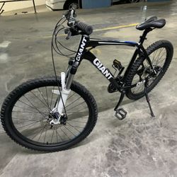 Giant Xct 1. 21 Speed Large Size Lightweight Aluminum Frame With Mechanical Disc Brakes And 26” Wheels 