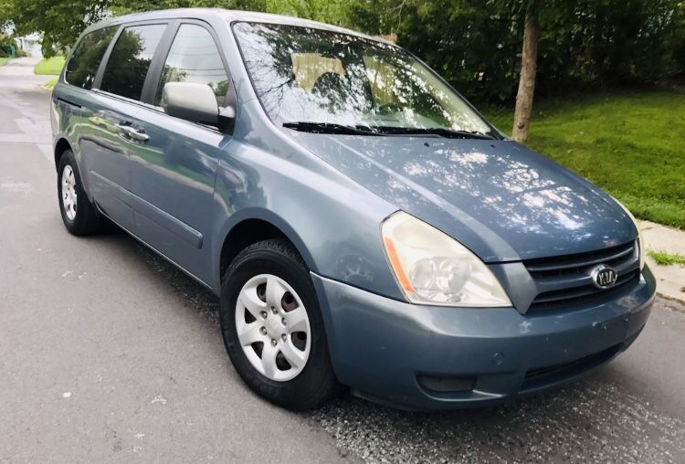 Low Mile Family VAn •• 2006 Kia Sedona • dvd Screen