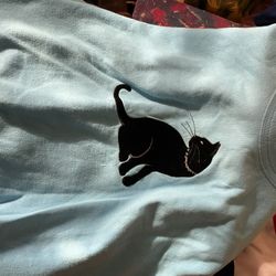 Woman’s black cat pull over