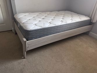 Twin mattress/bed frame/comforter