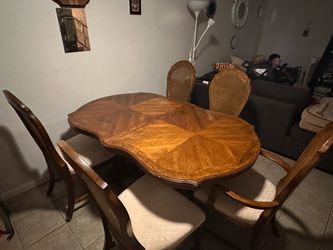 Comedor de madera con 6 sillas – Estilo elegante
