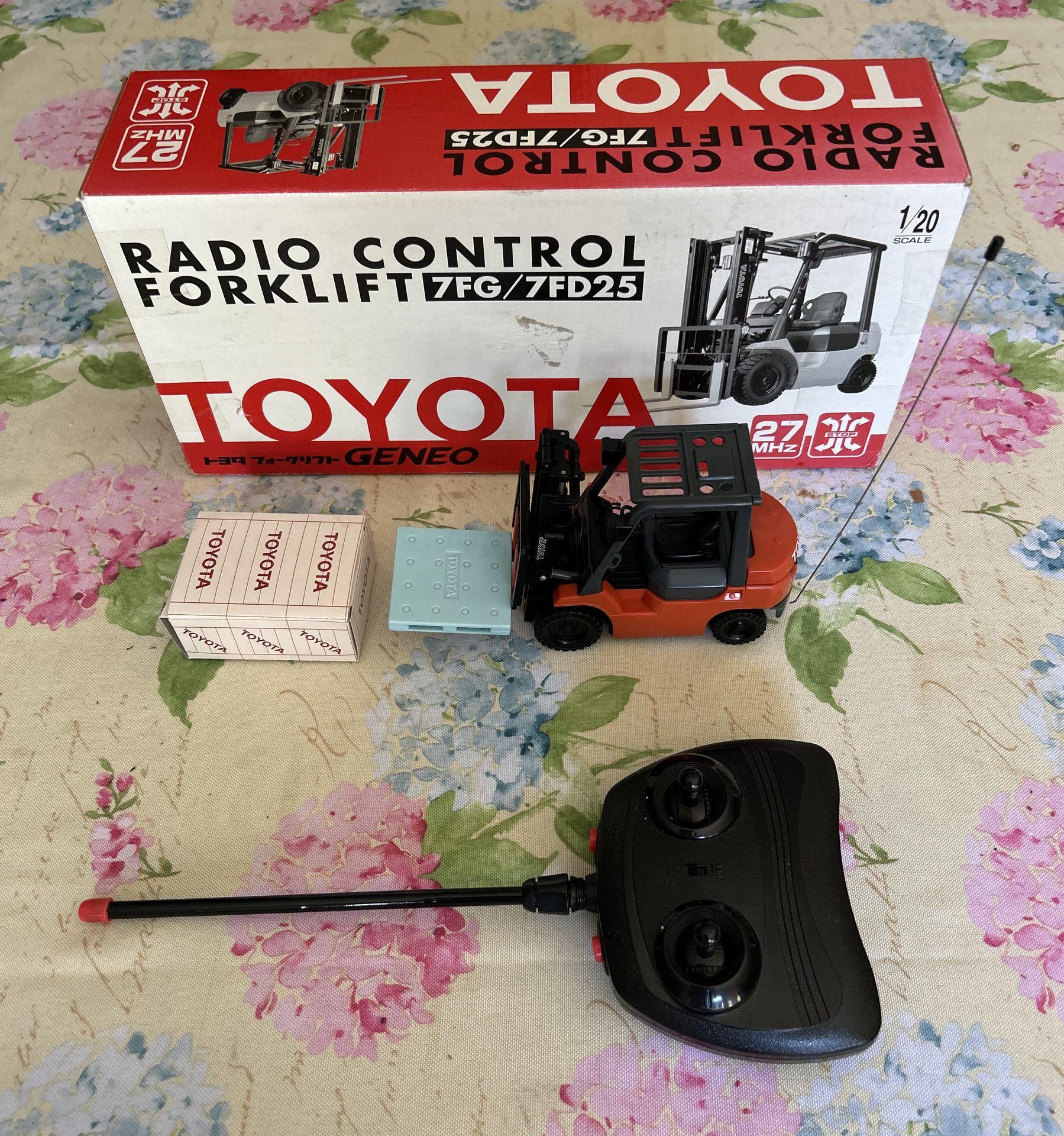 トヨタフォークリフト ラディオ　コントロール TOYOTA forklift radio control 1/20 SCALE