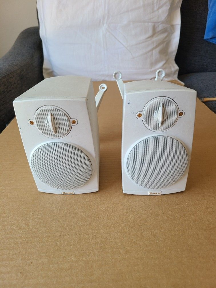 2 Boston Micro 90x Speakers With wall Mount - Stand .White