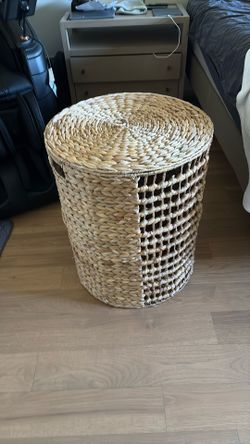Wicker laundry bin with lid