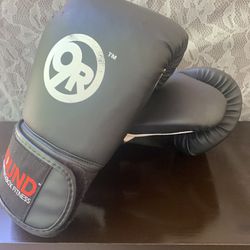 9Round Fitness 10oz Black White Boxing Gloves Kickboxing Unisex Hand Wraps