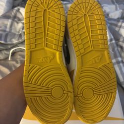 Jordan 1’s black and yellow size 6 1/2