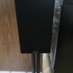 Two Spekers With Stand
