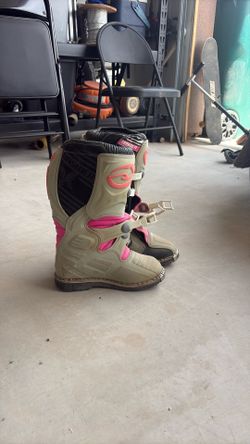 Dirt bike boots