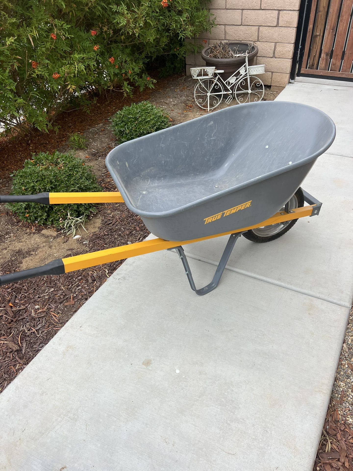 True Temper steel Wheelbarrow like new