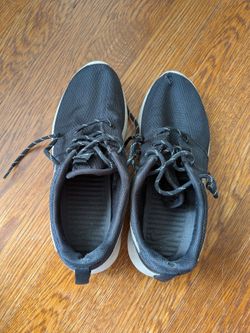 Nike Roshe Run Black Sneakers Women's 6.5