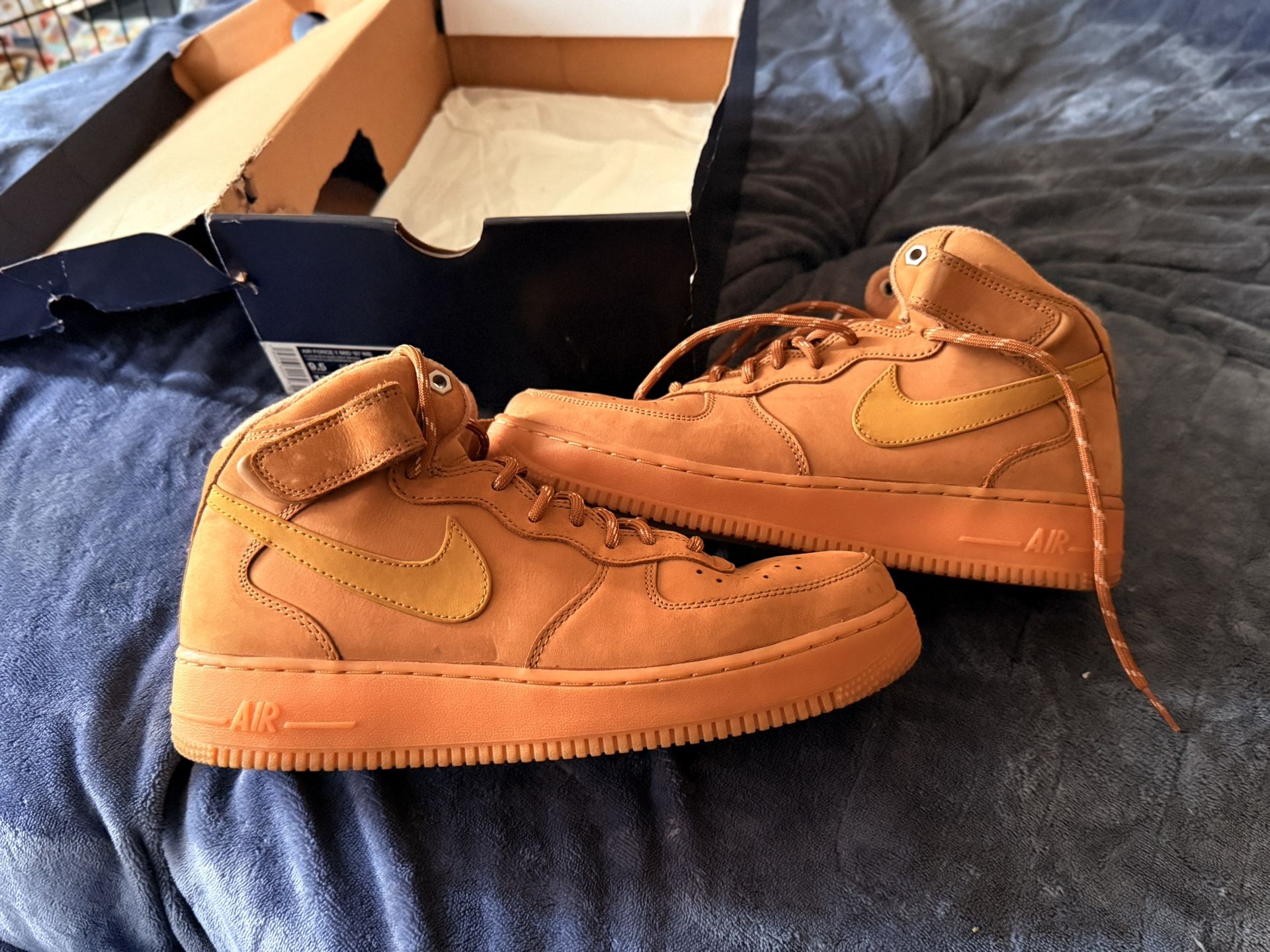 NIKE AIR FORCE 1 MID \