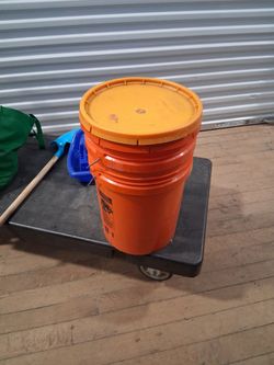 2 5 gallon buckets with lids