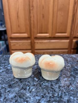 Vintage ceramic Mid-Century’s 1950’s Bread Rolls shaped pair of salt and pepper shakers.  No stoppers.  Size approximately 2 1/2 inches tall.  Preowne