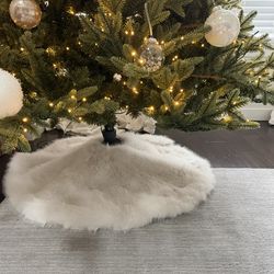 Fuzzy / faux fur 30in tree skirt brand new PRICE FIRM