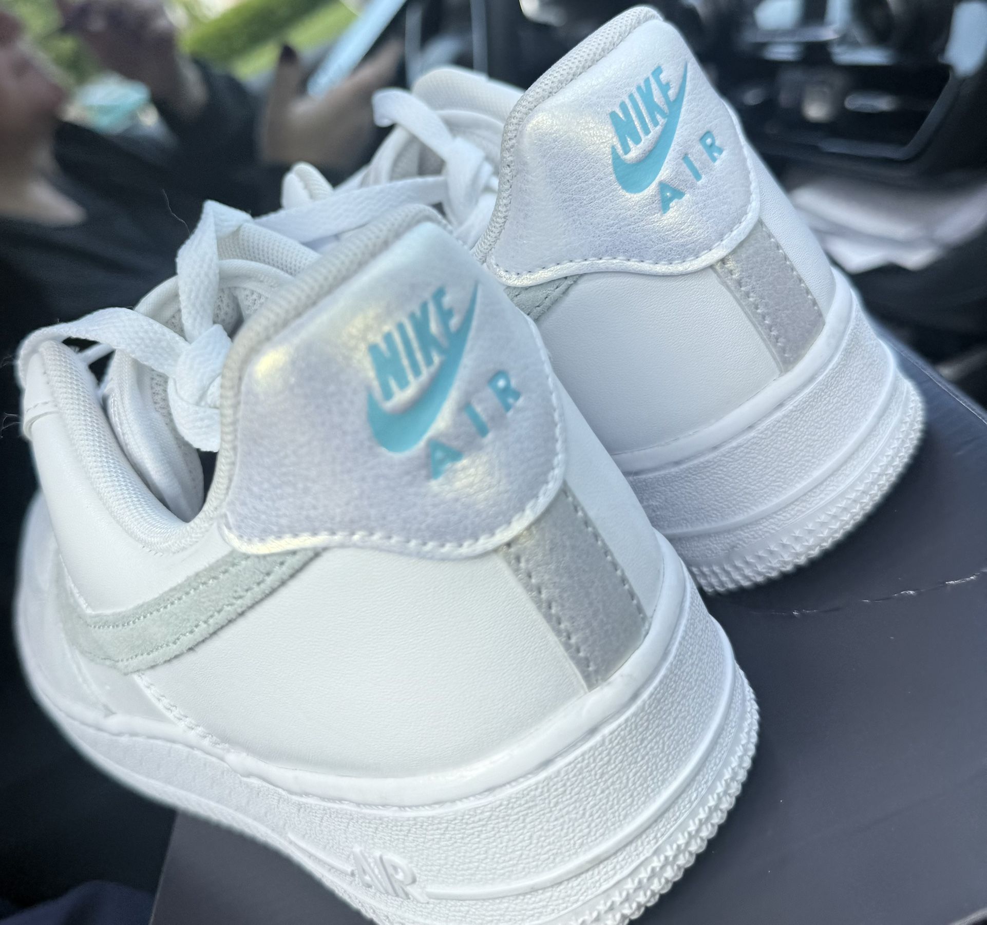 WMNS NIKE AIR FORCE 1'07 WHITE/PURE PLATINUM BLANC/BLEU GLACIER/PLATINE PUR