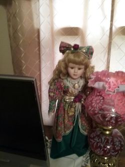 4 porcelain doll Lots Of Dolls