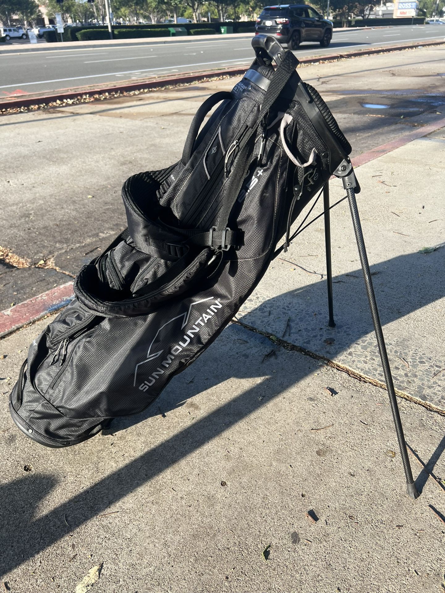 Like New Black Sun Mountain 2.5+Lightweight Stand Golf Bag Carbon Fiber Legs Backpack Straps