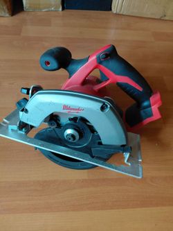 Milwaukee M18 6-1/2 Inch Circula Saw (DORS NOT WORK)