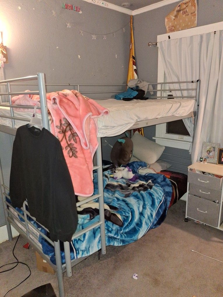 Metal bunk bed. Twin 