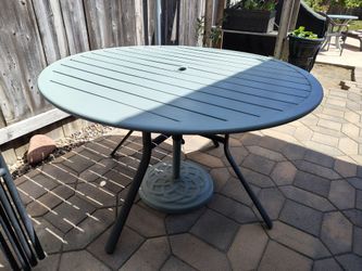 4' metal patio table w table covers