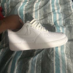 White Nike air force sz woman's 9