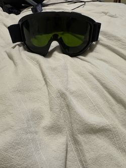 Ski googles with green lenses