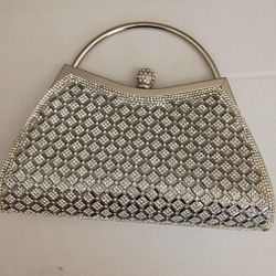 Pochette Libby Crystal de Kelly & Katie, de couleur argentée. 