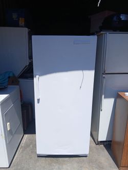COMMERCIAL GRADE UPRIGHT FREEZER IN MINT CONDITION!!