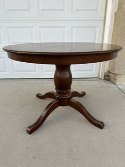 Hard Wood Round Table —- Diameter : 42” Height: 30” Like new condition Good work Located in North Fontana
