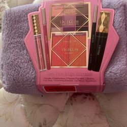 Make Up Kit Comes With Everything