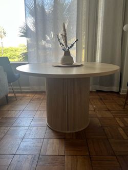 Round Dining Table with Fluted Pedestal Base