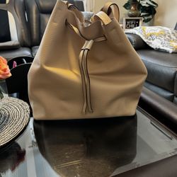 Women’s Large Vegan Leather Bucket / Hobo Hand Bag, Beige/Nude  