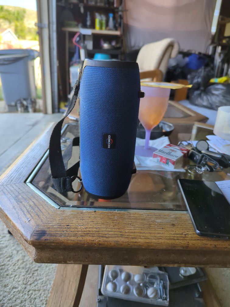 Hooked Bluetooth Speaker 